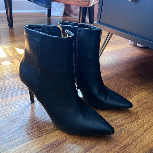 Lizziey Pointed Toe Bootie - Picture 4 of 4